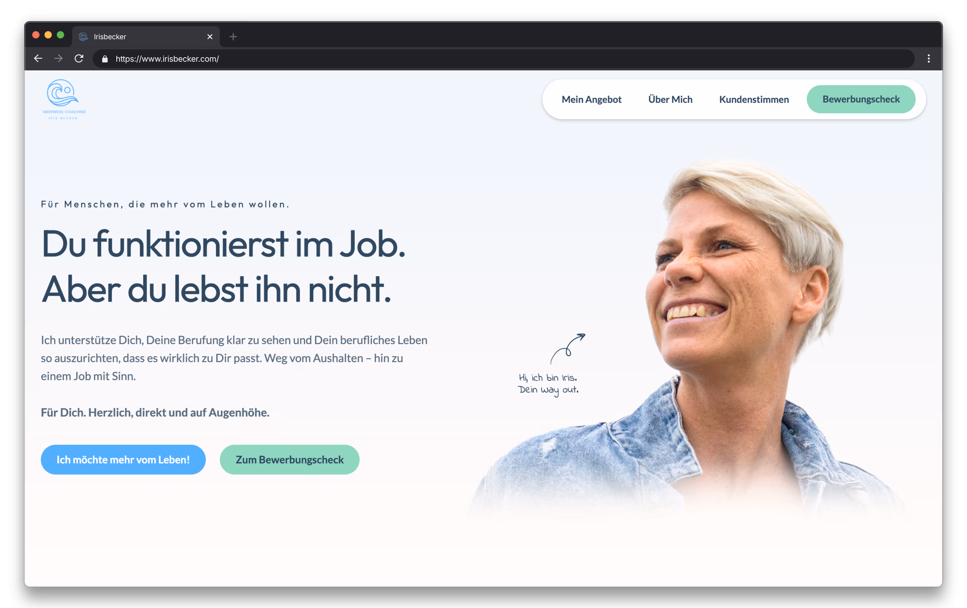 Website homepage in German showing a smiling woman with short blonde hair wearing a denim jacket. Text reads: Du funktionierst im Job. Aber du lebst ihn nicht. 