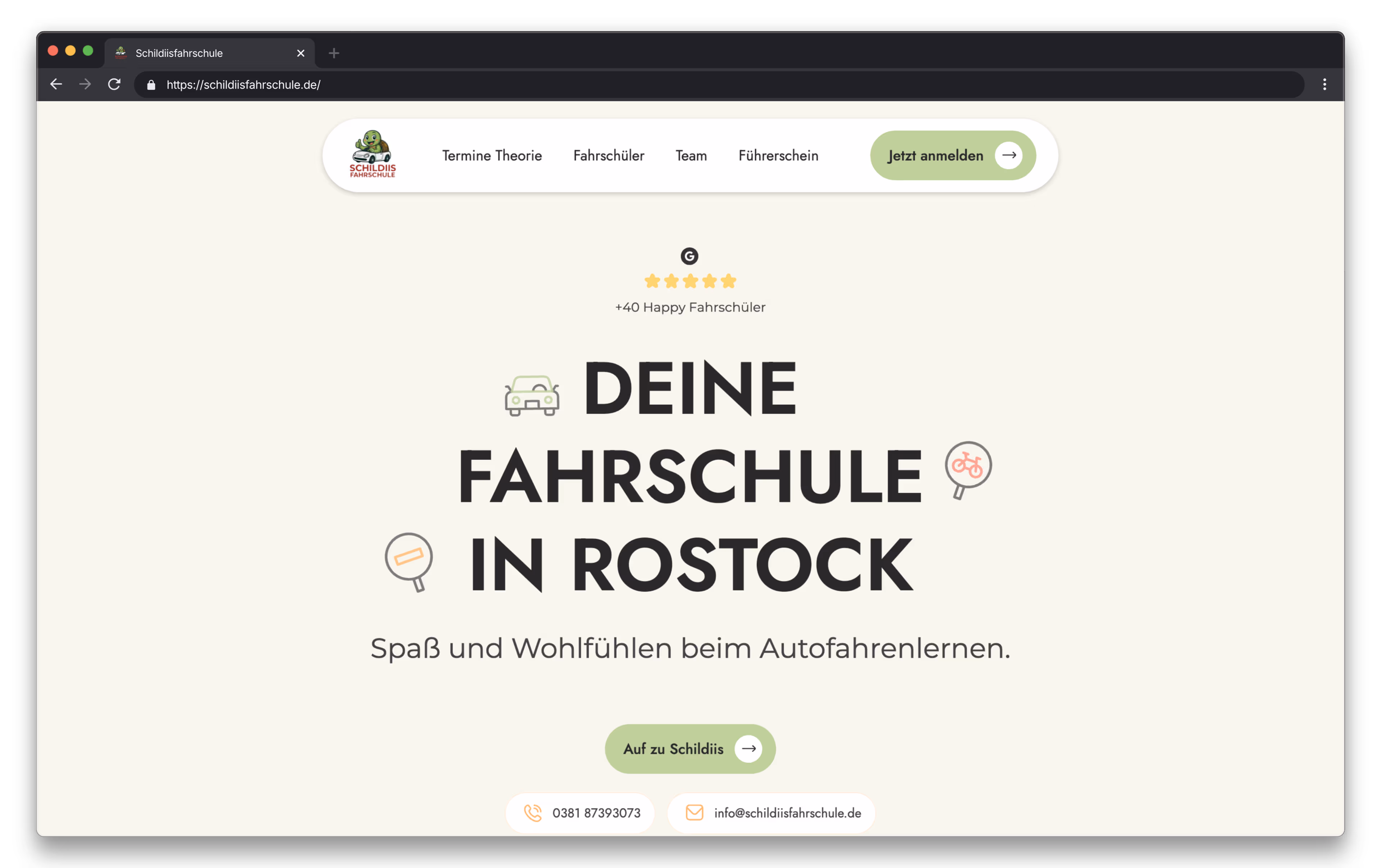 Webseite der Fahrschule Schildiis in Rostock mit Menü, Bewertung von über 40 zufriedenen Fahrschülern und dem Slogan Deine Fahrschule in Rostock, Spaß und Wohlfühlen beim Autofahrenlernen.