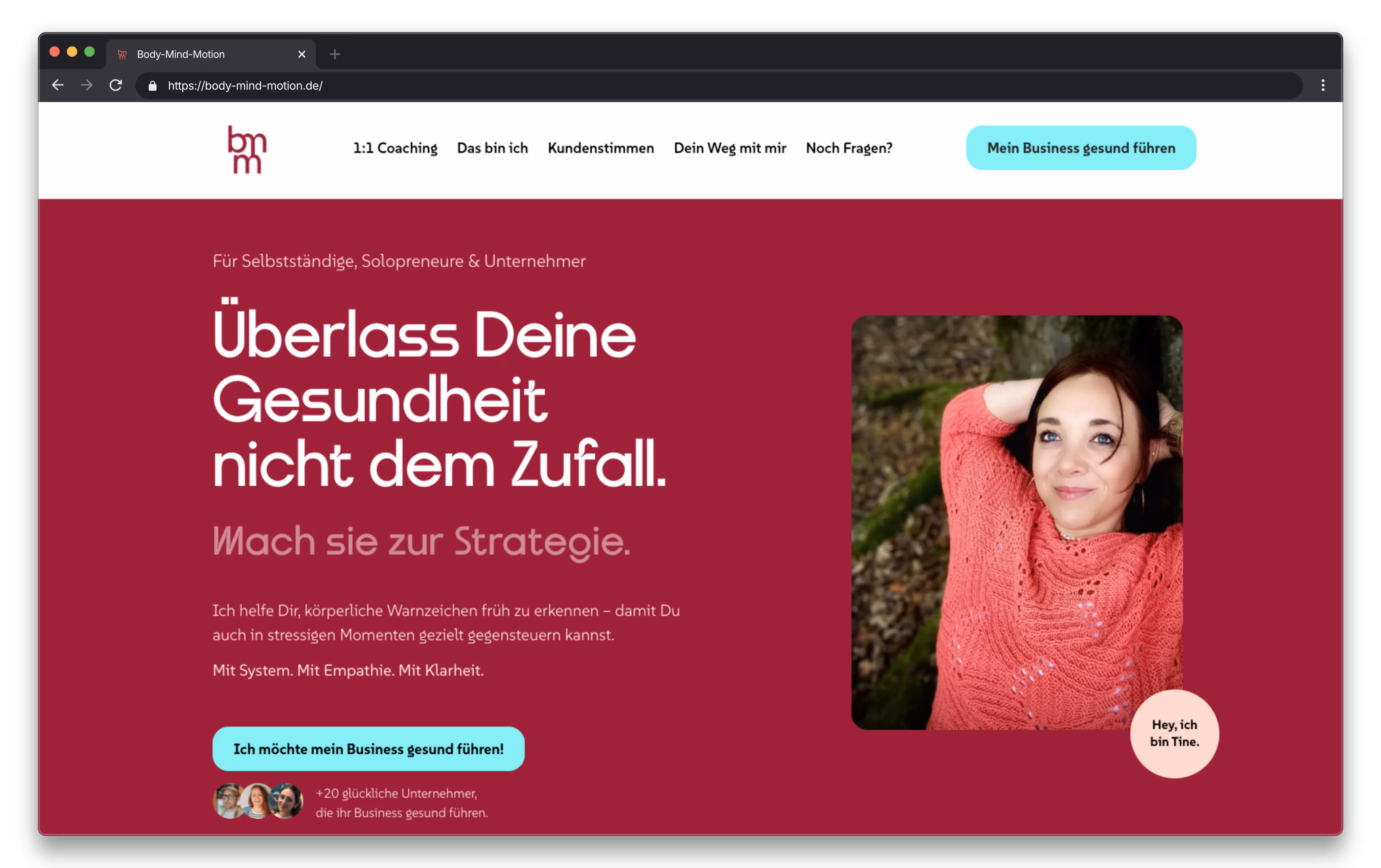 Webseite von Body-Mind-Motion mit rotem Hintergrund, Text zu Gesundheit und Business-Strategie, Foto einer Frau mit rotem Pullover, die entspannt liegt und lächelt.