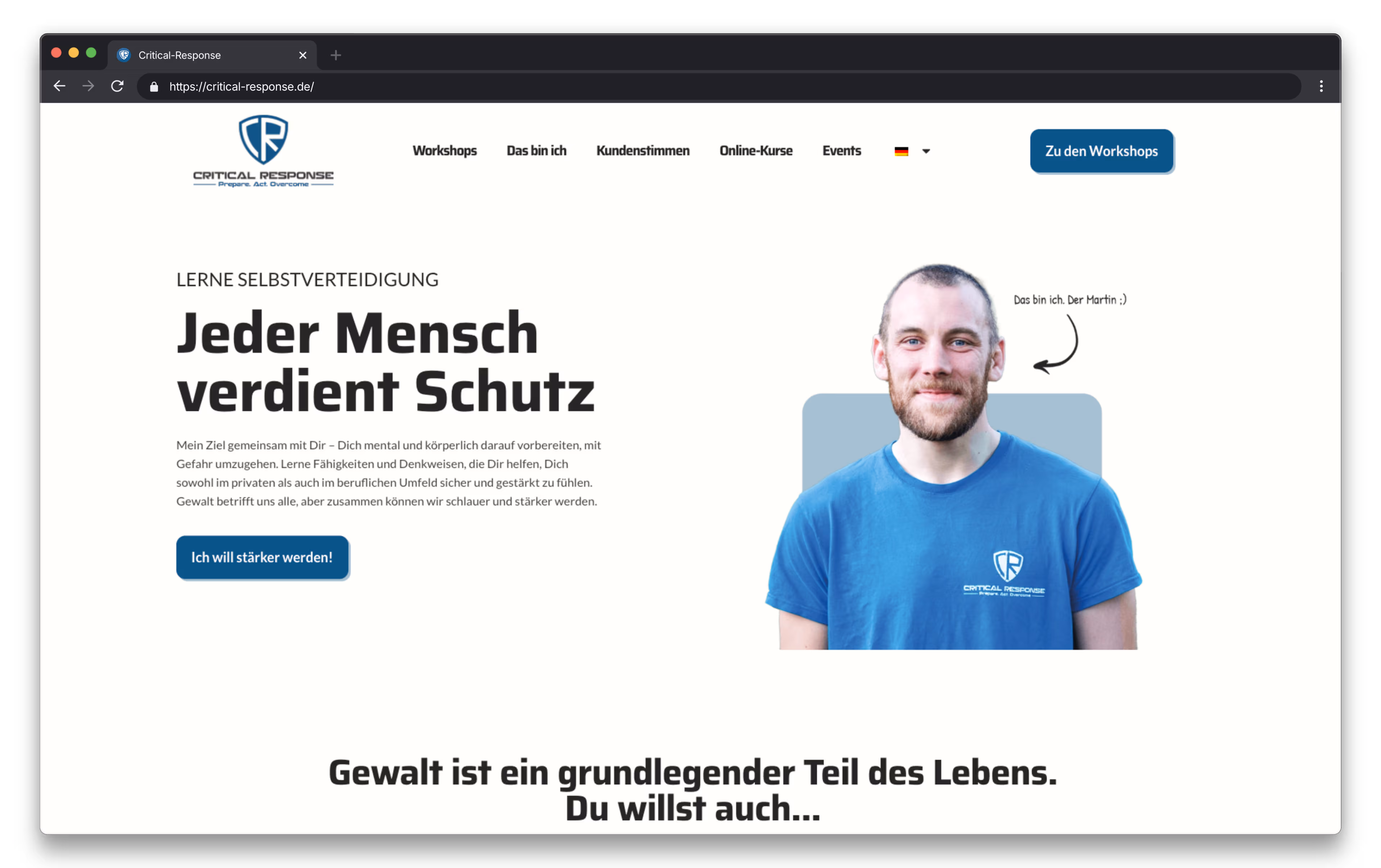 Startseite der Website von „Critical Response“ mit einem lächelnden Mann in blauem Hemd, der als Dr. Martin bezeichnet wird. Die Seite wirbt für Selbstverteidigungskurse mit der Überschrift „Jeder Mensch verdient Schutz“ und einem Button mit der Aufschrift „Ich will stärker werden!“.