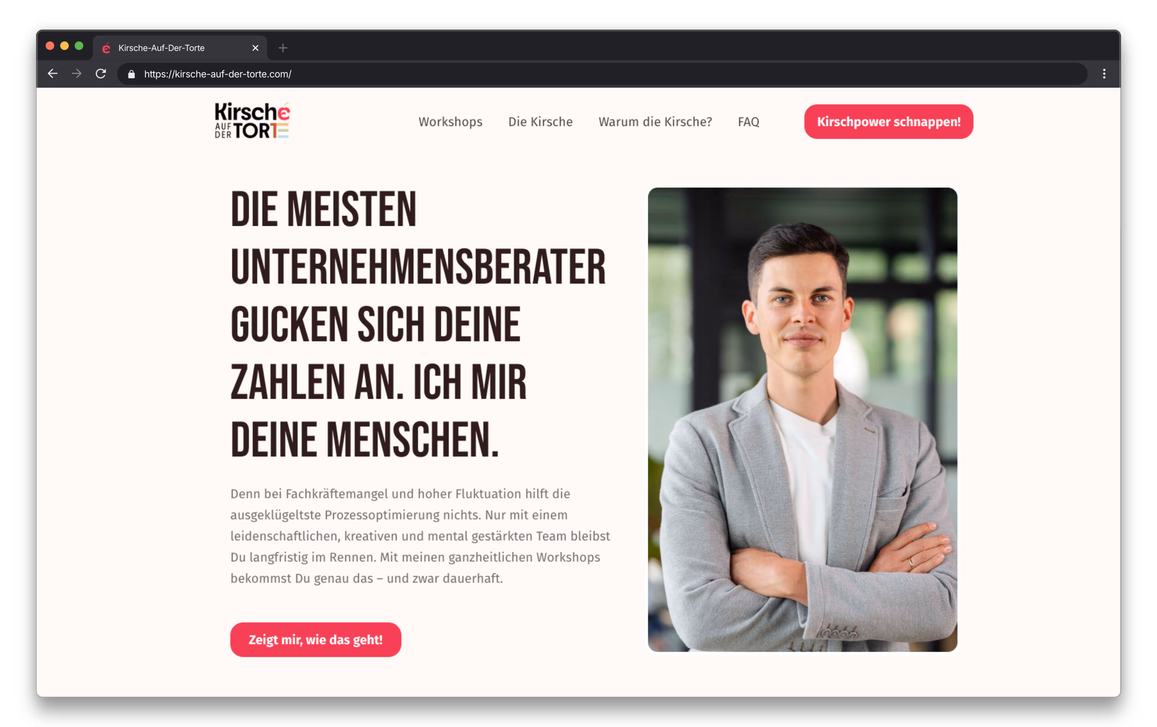 Website mit einer Überschrift, die besagt, dass sich die meisten Unternehmensberater auf Zahlen konzentrieren, während ich den Fokus auf Ihre Mitarbeiter lege; daneben ist ein Mann in hellgrauem Blazer mit verschränkten Armen zu sehen, der für Workshops zur Team- und Prozessoptimierung wirbt.