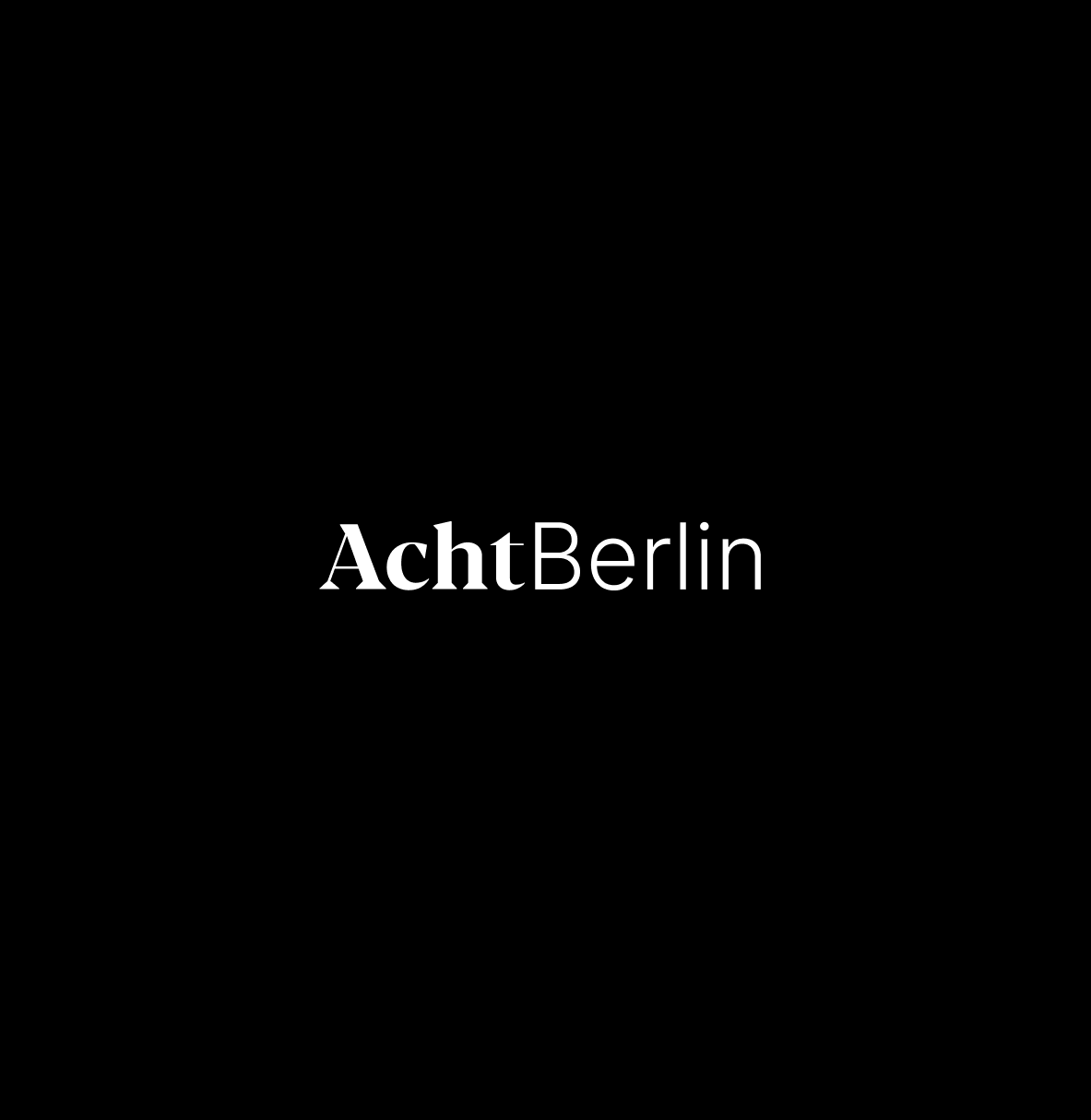 Schwarzer Hintergrund mit dem weiß geschriebenen Text AchtBerlin, wobei das Wort Acht in fetter Schrift hervorgehoben ist.