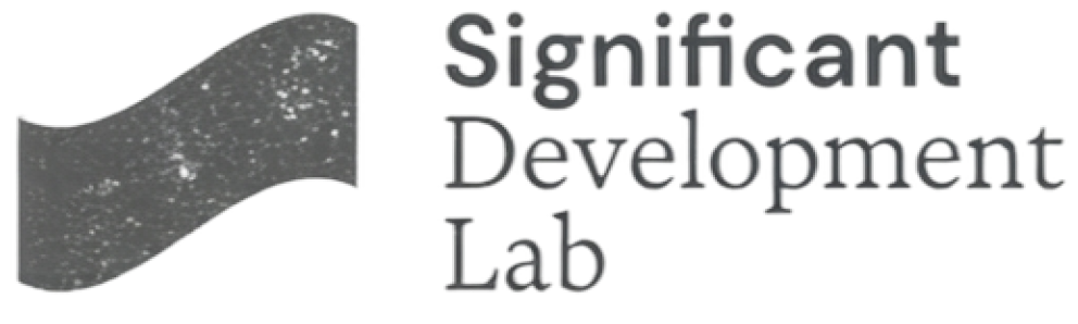 Logo mit einem wellenförmigen Balken links und dem Text 'Significant Development Lab' rechts davon.