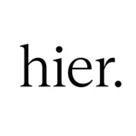 Schwarzes Wort 'hier' in Serifenschrift auf weißem Hintergrund mit Punkt am Ende.