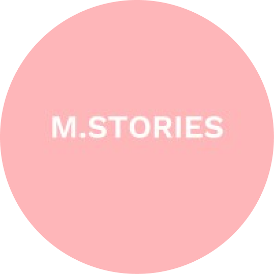Logo mit dem Text M.STORIES in weißen Großbuchstaben auf rundem rosa Hintergrund.