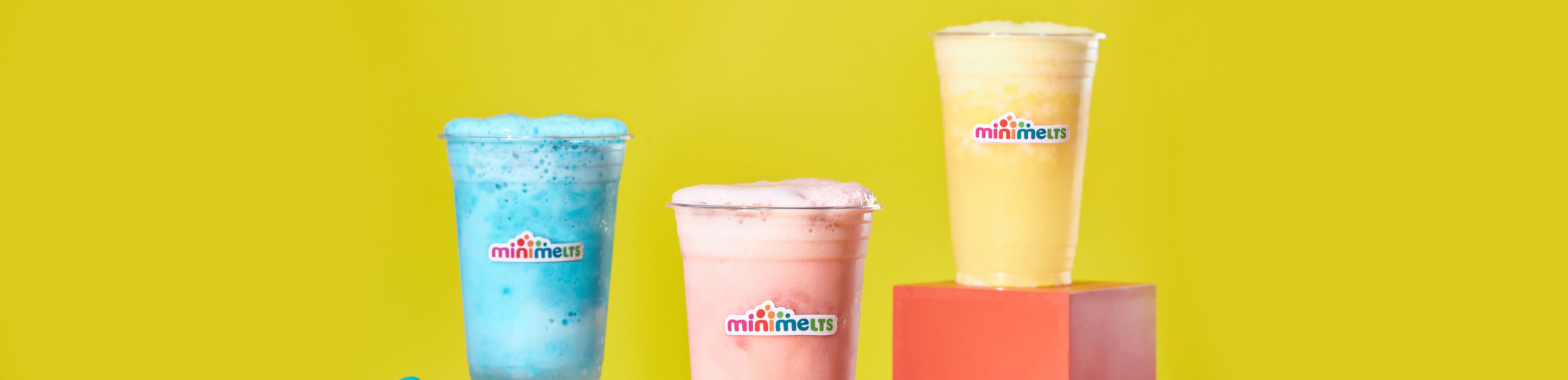 Deux gobelets Mini Melts garnis de billes glacées colorées