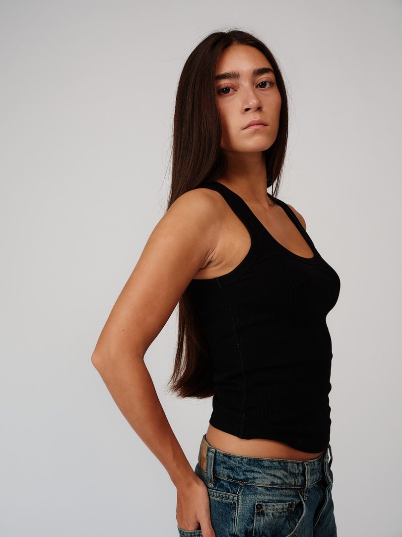 Mid length, turned to the side