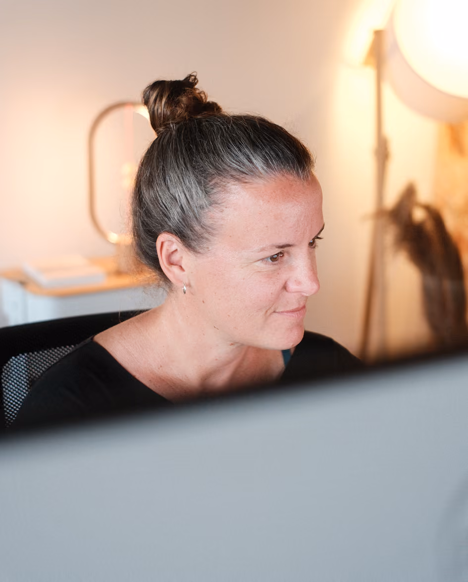Marie Cottu regardant son écran d'ordinateur