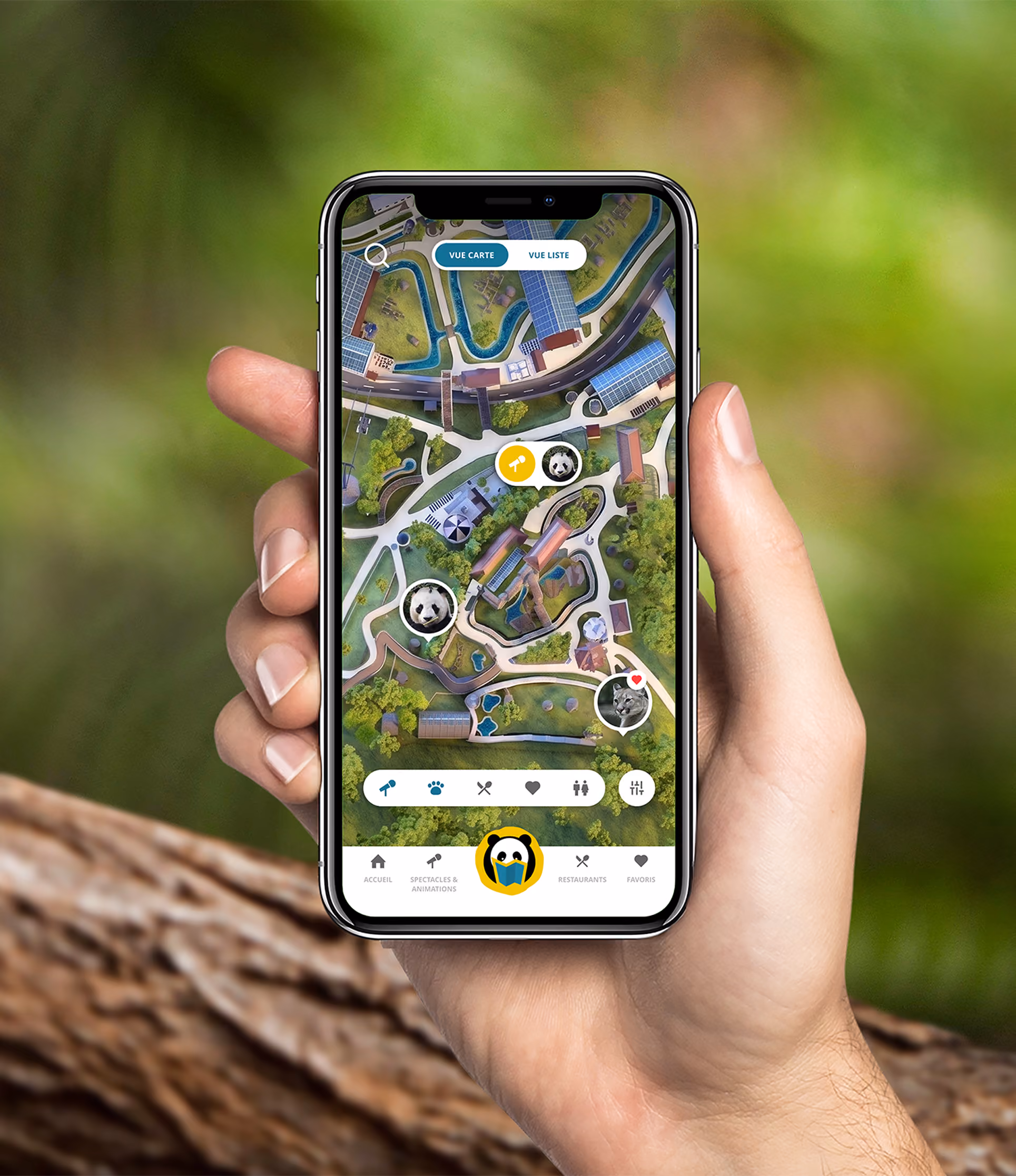 Main tenant un smartphone affichant le plan interactif d'un parc animalier