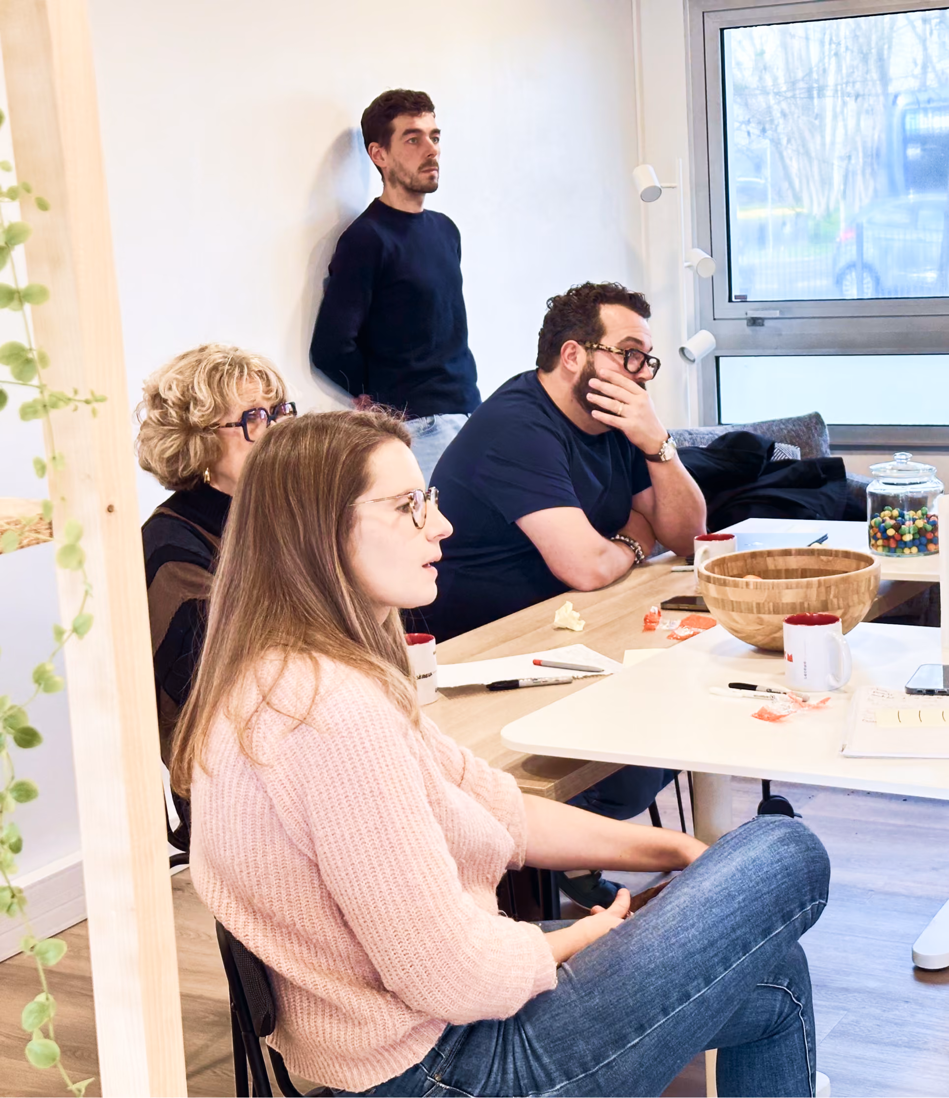 Quatre personnes réunies autour d'une table lors d'un atelier de co-construction
