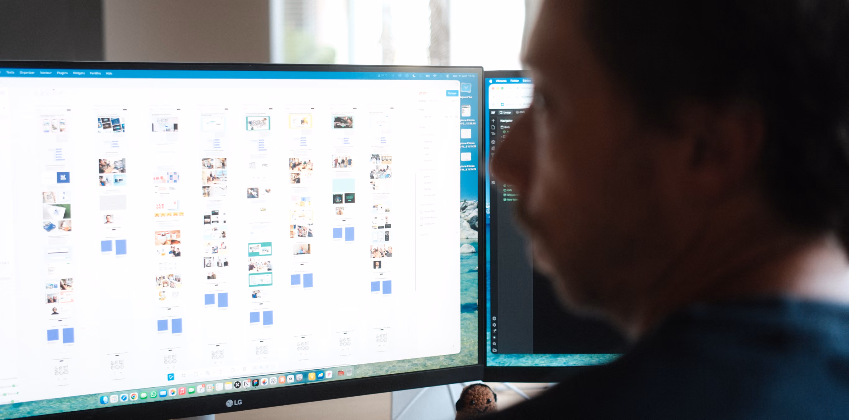 Personne de profil devant un écran affichant des maquettes de site web