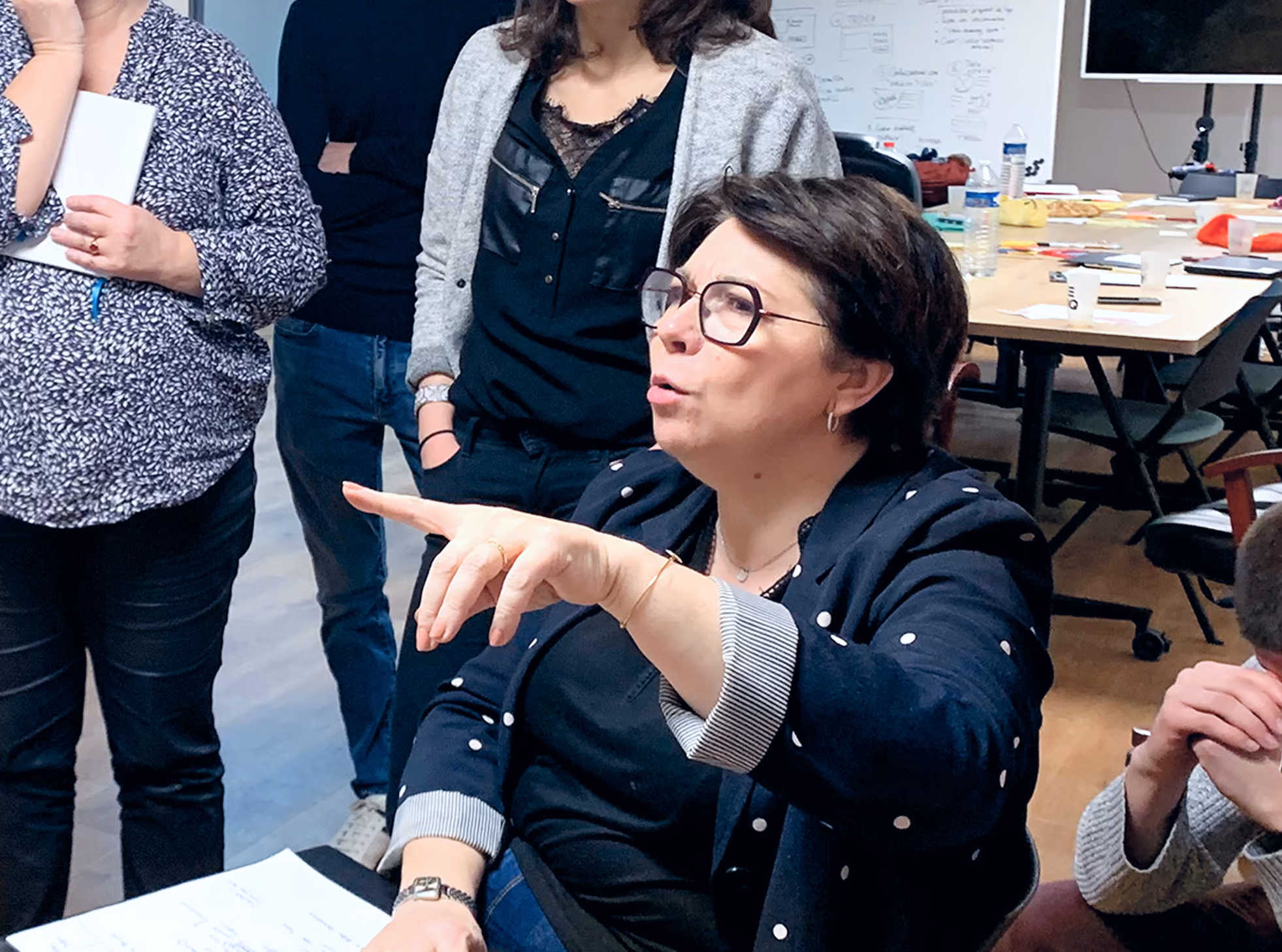 Participante pointant du doigt lors d'un atelier