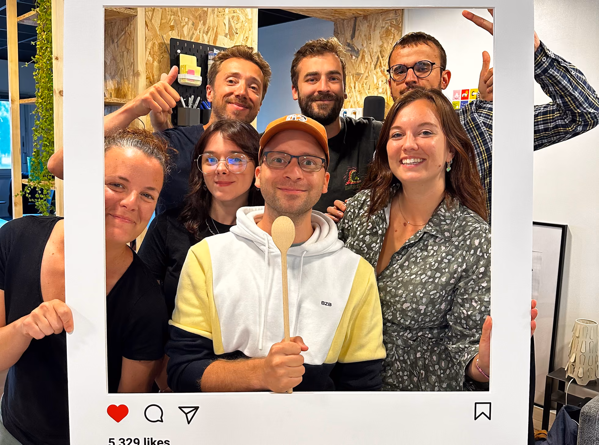 Participants souriants dans un cadre Instagram, l'un tenant une cuillère en bois