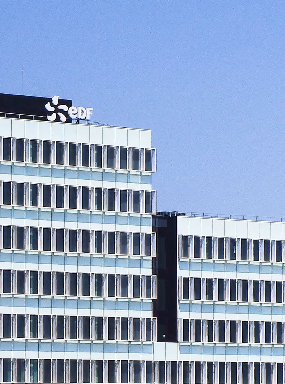 Façade d'un immeuble de bureaux EDF sous un ciel bleu
