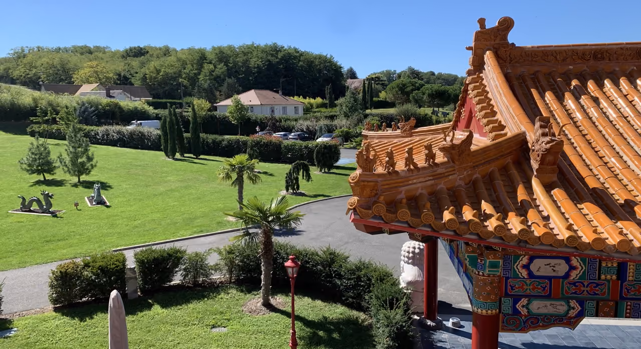 Toit de pagode chinoise colorée au-dessus d'une pelouse