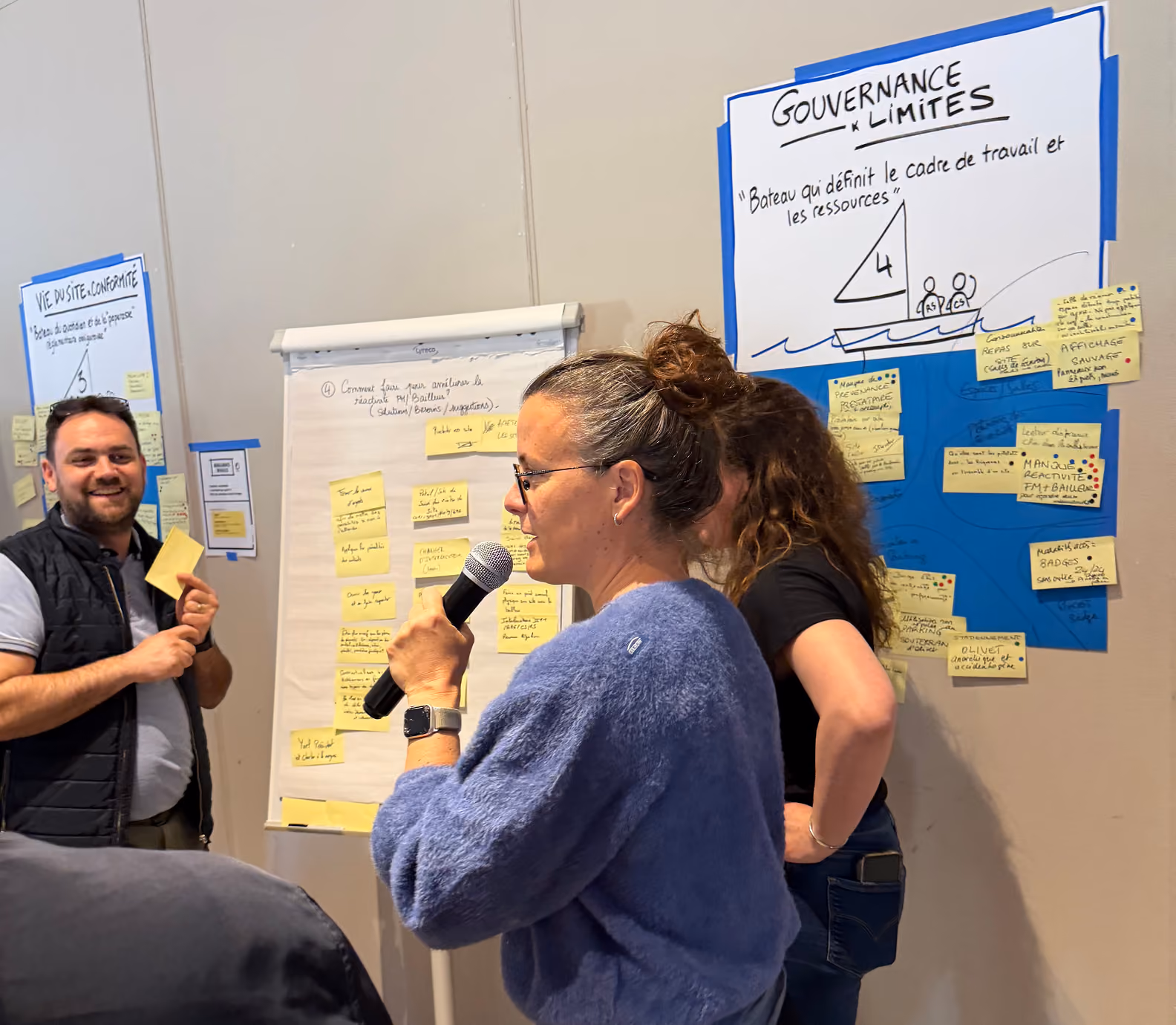 Animatrice au micro devant un paperboard « Gouvernance et limites », entourée de participants