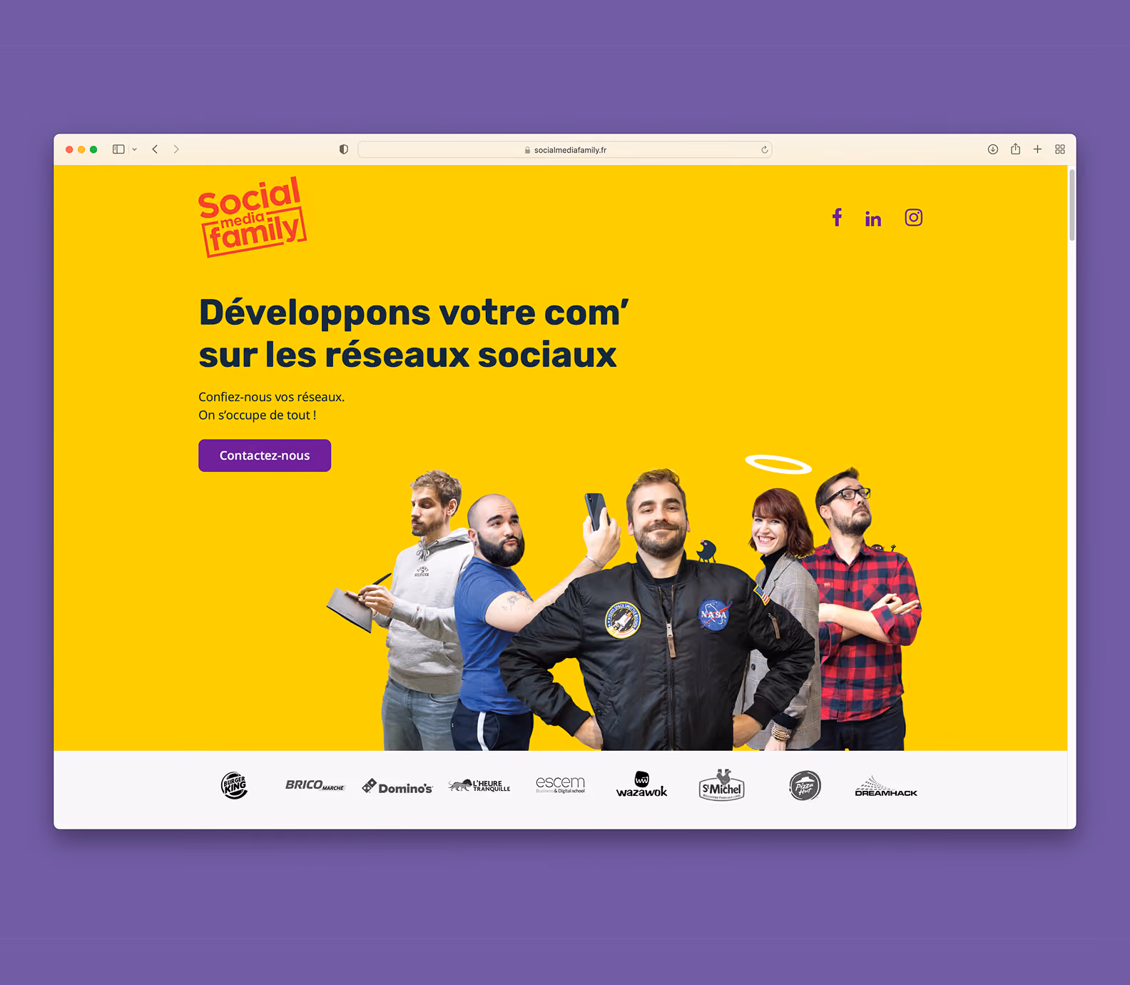 Page d'accueil du site : « Développons votre com' sur les réseaux sociaux » sur fond violet