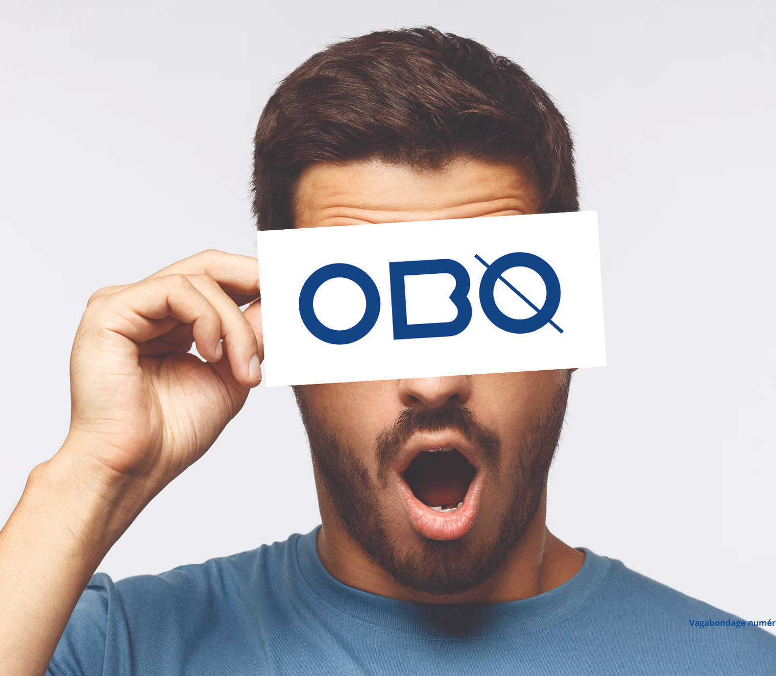 Homme surpris tenant une étiquette « OBO » devant ses yeux