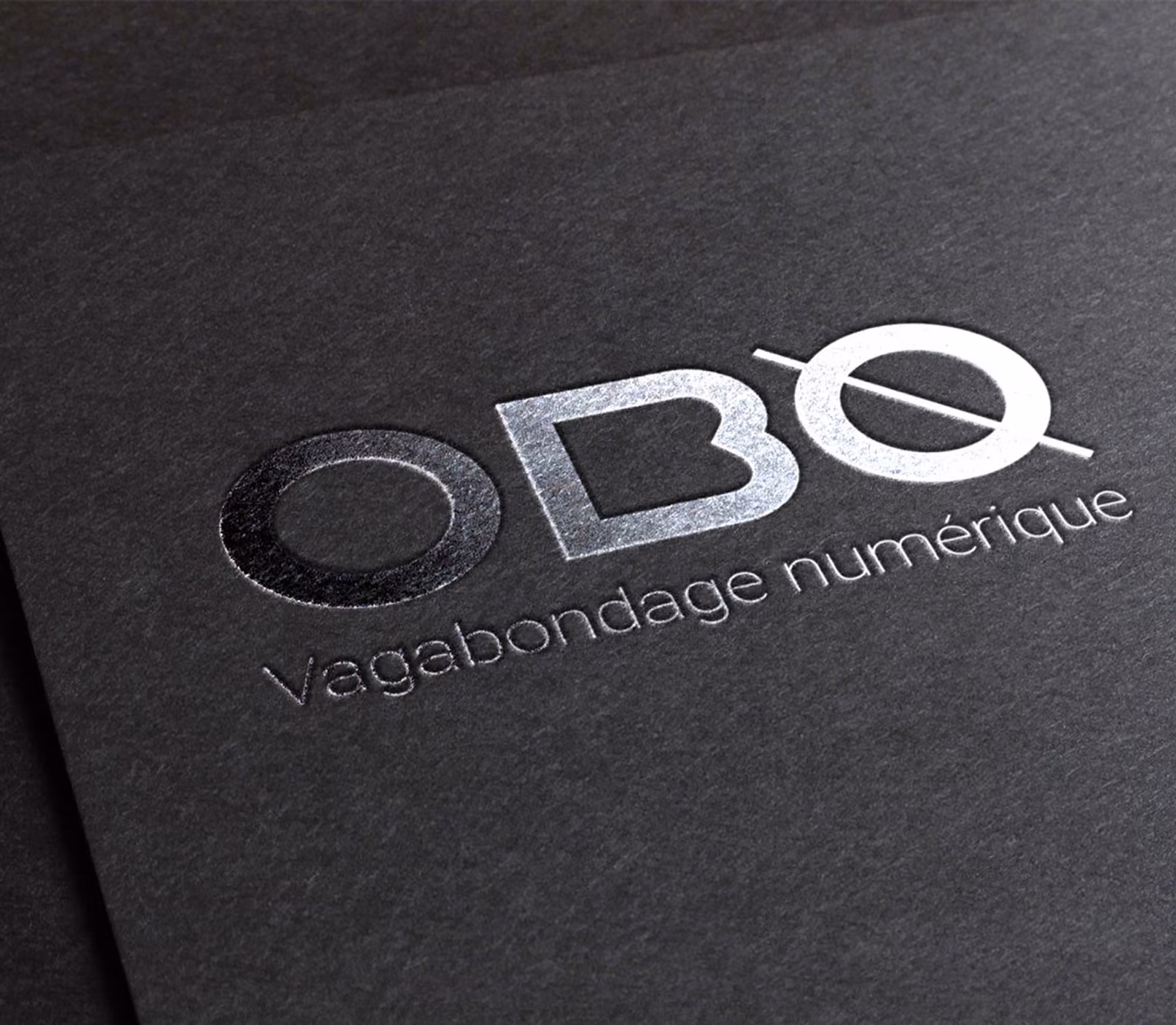 Logo OBO « Vagabondage numérique » gaufré sur papier noir