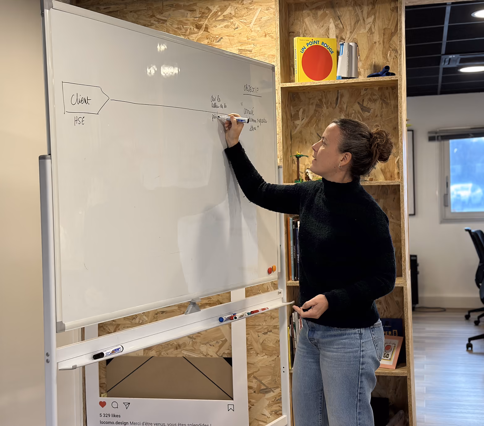 Une animatrice écrit sur un tableau blanc lors d'un atelier