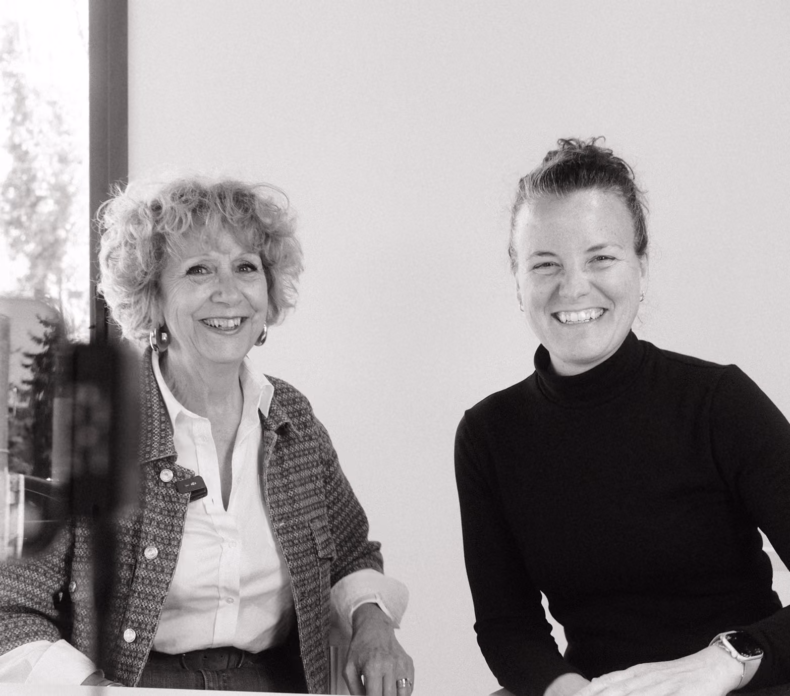 Michèle Leroy et Marie Cottu souriantes, en noir et blanc