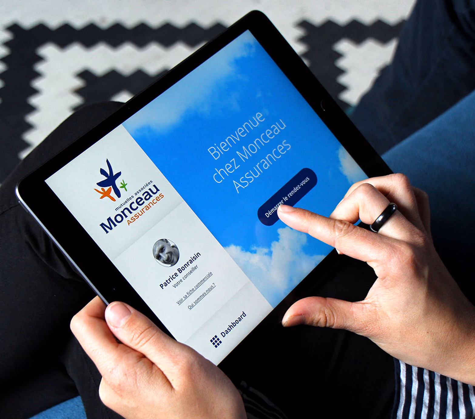 Tablette affichant « Bienvenue chez Monceau Assurances »