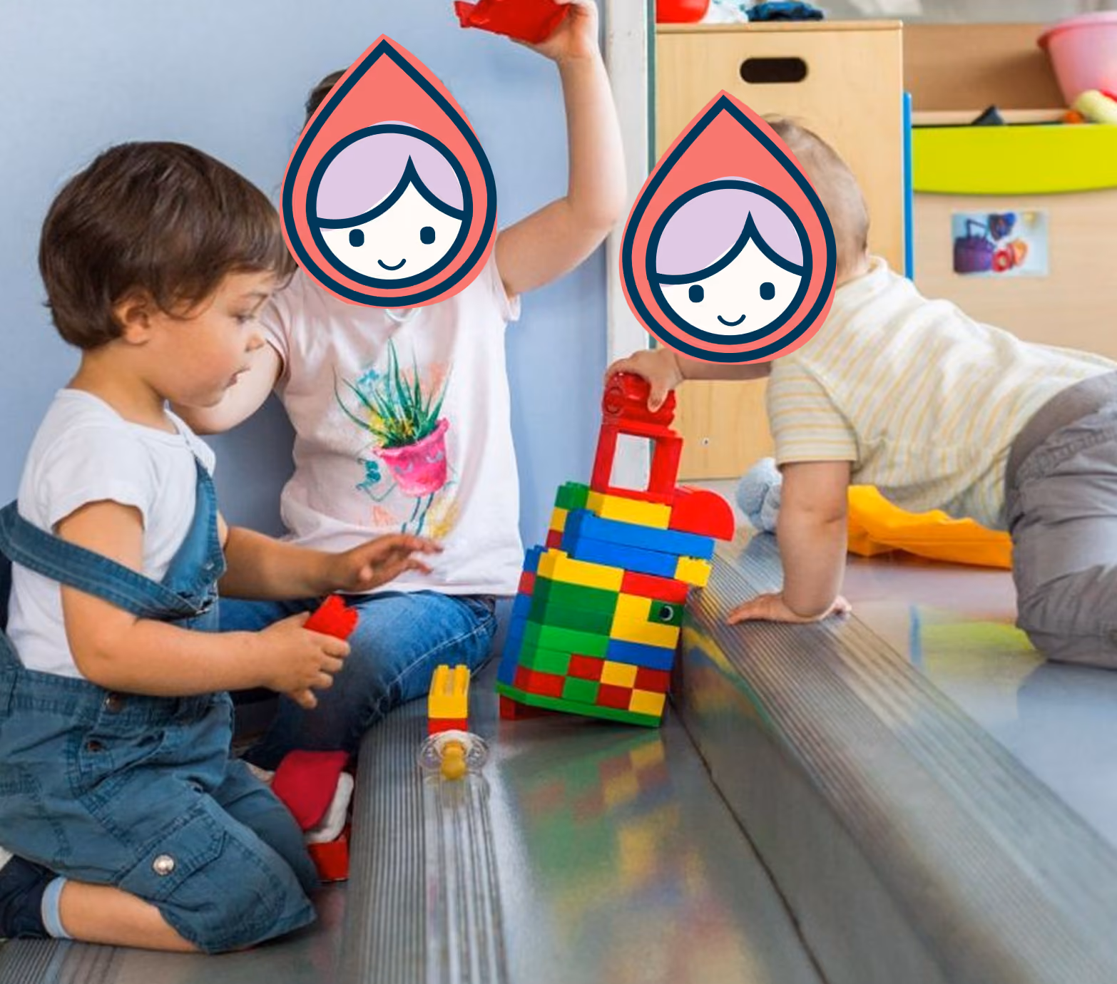 Enfants jouant avec des briques dans une crèche, visages masqués par le logo Les Petits Chaperons Rouges