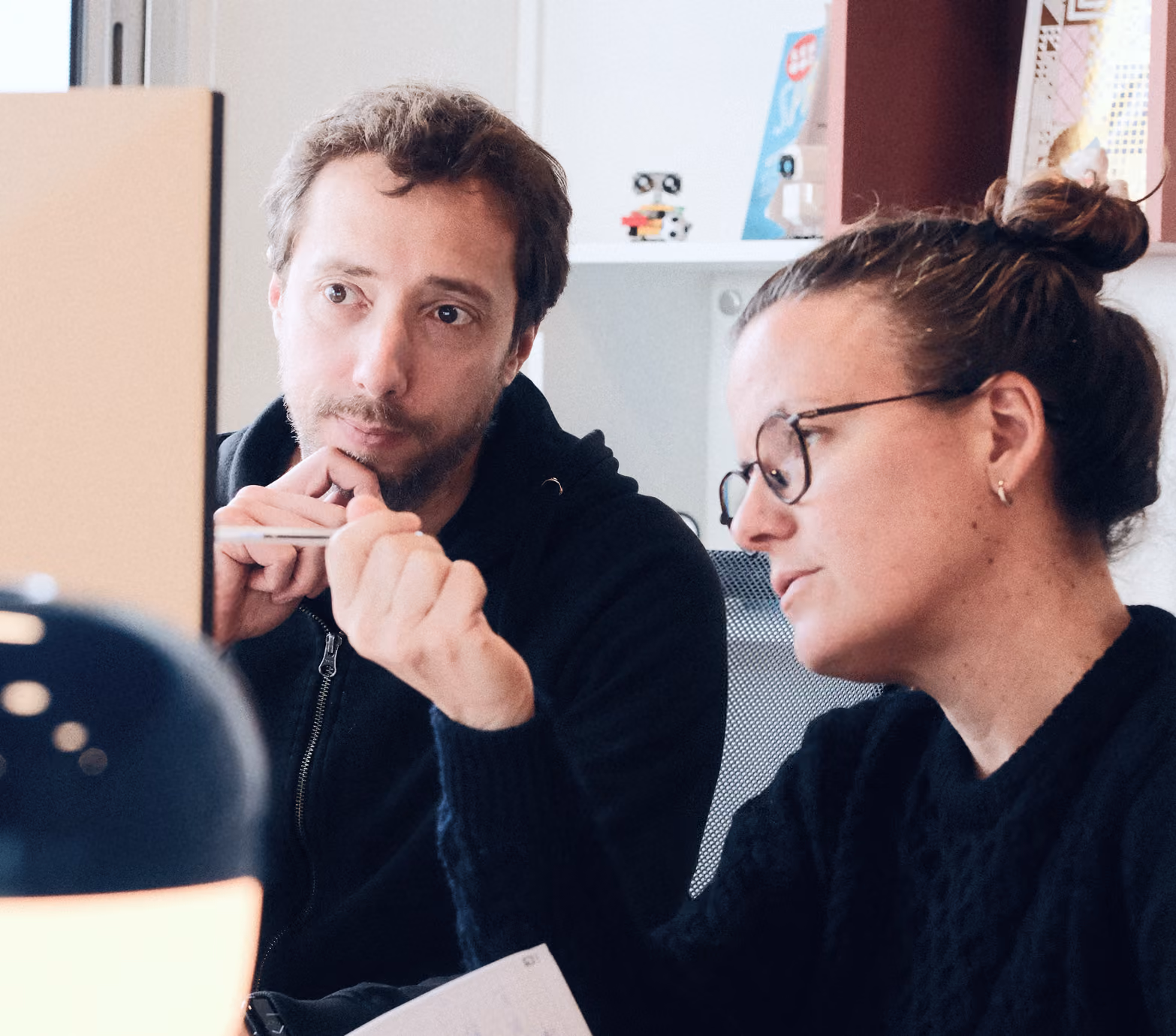 Un homme et une femme pensifs, regardant un écran