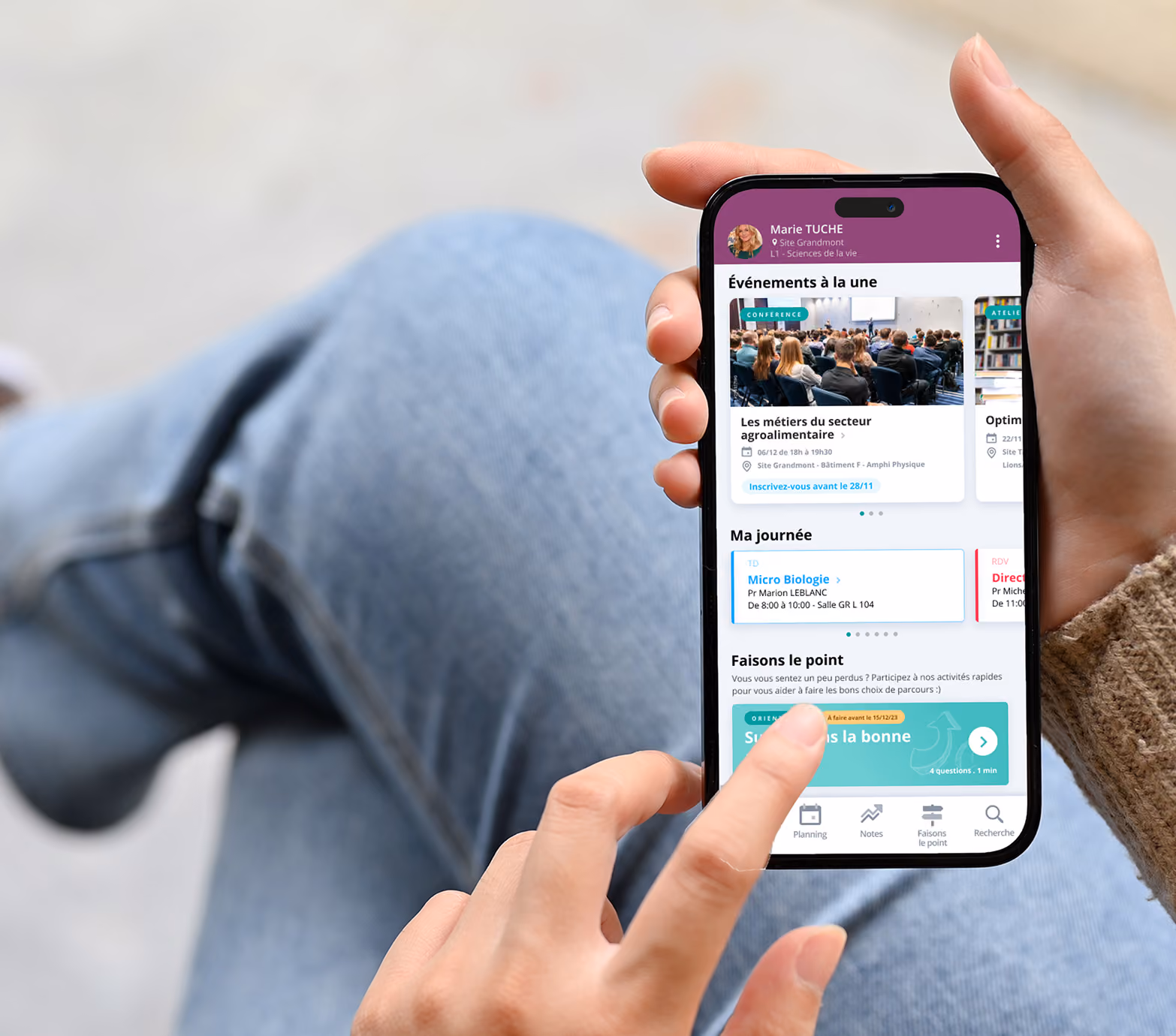 Main touchant un smartphone affichant l'application « Ma journée »