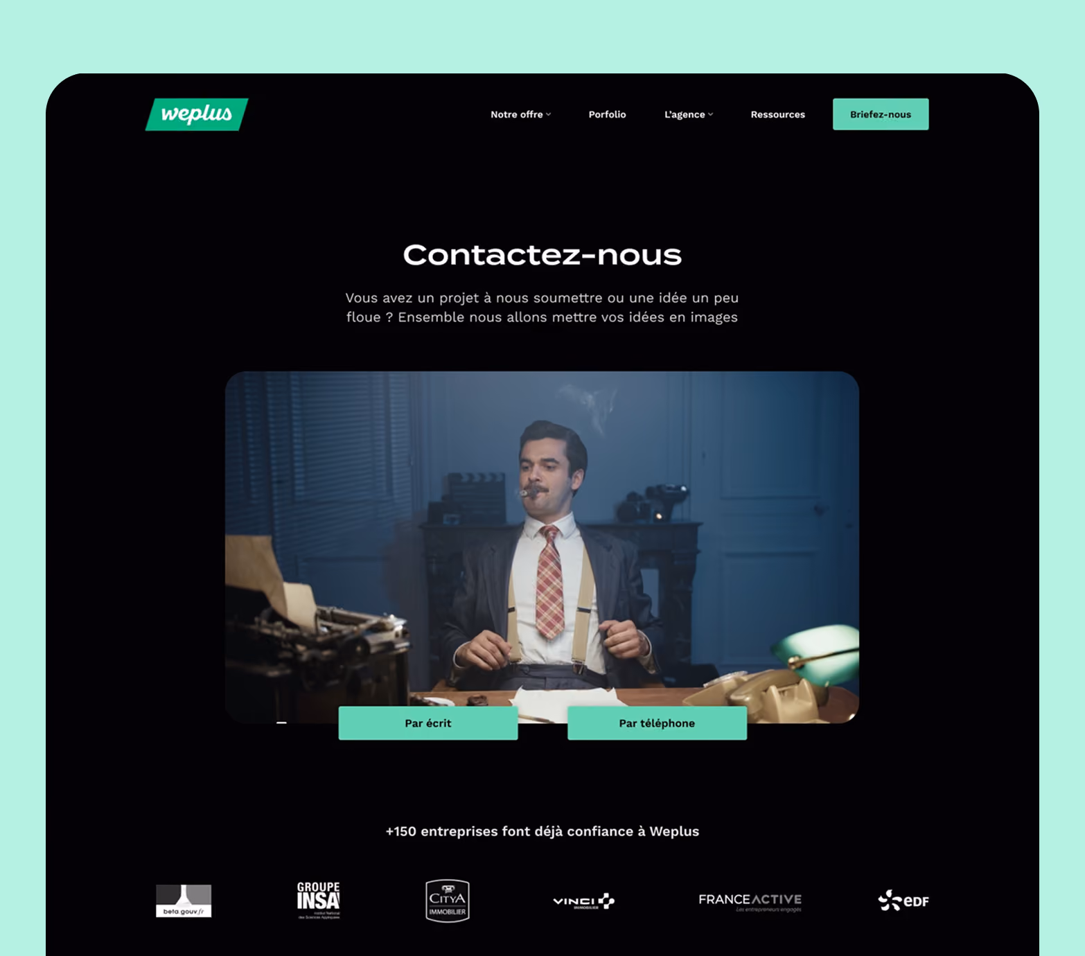 Page « Contactez-nous » du site weplus, sur fond noir