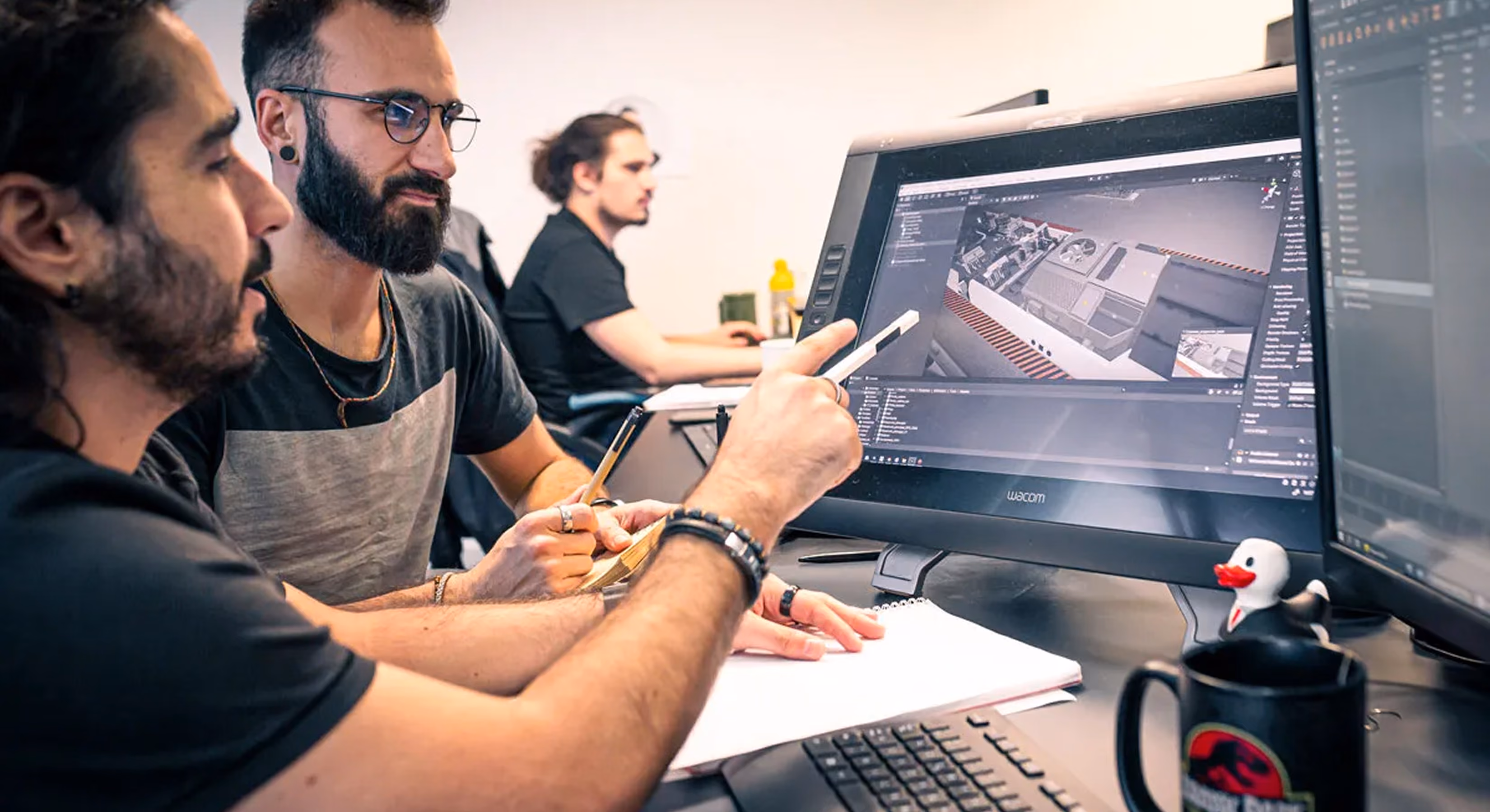 Deux hommes regardant un écran de modélisation 3D