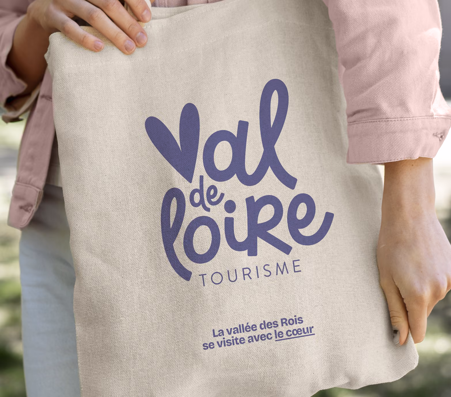 Tote bag Val de Loire Tourisme porté par une personne