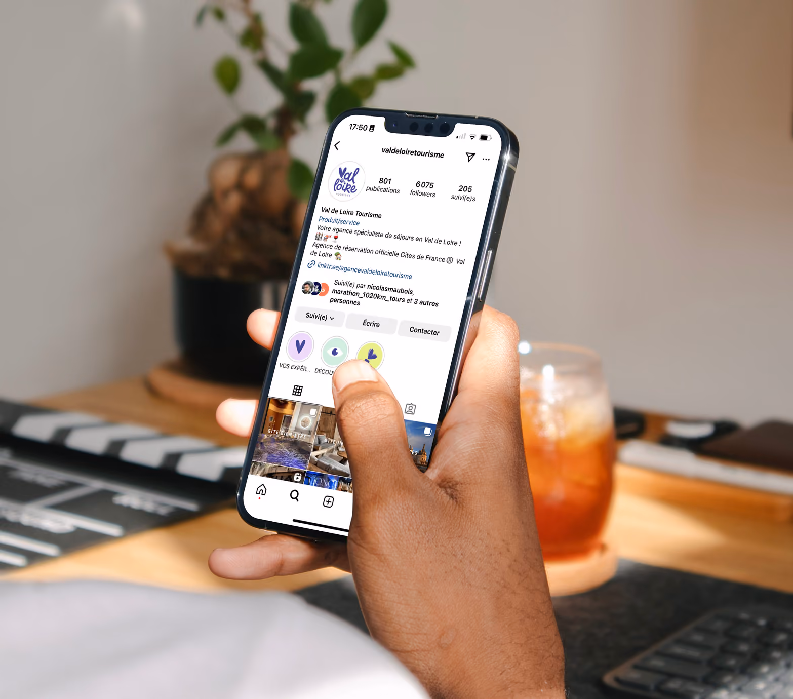 Smartphone affichant le compte Instagram de l'agence