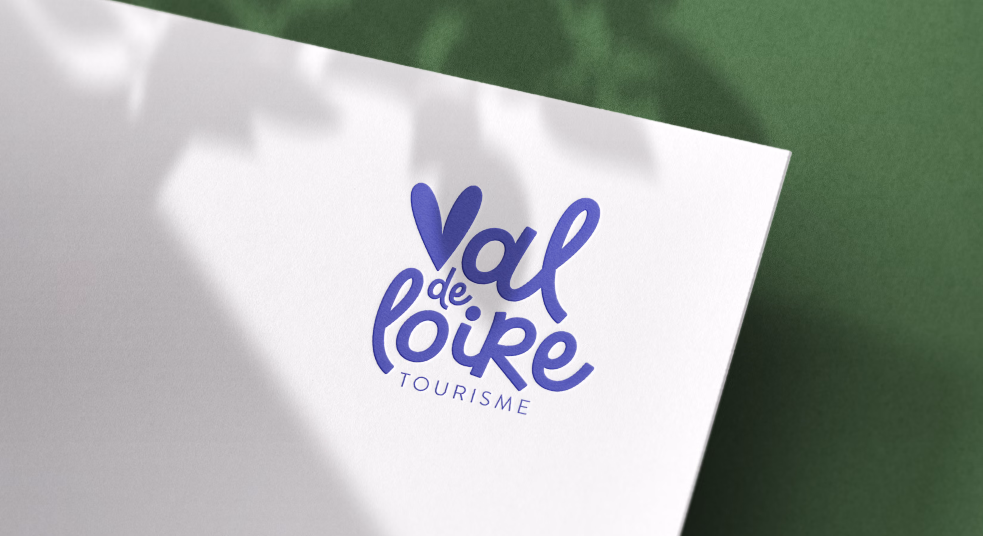 Logo Val de Loire Tourisme sur du papier blanc