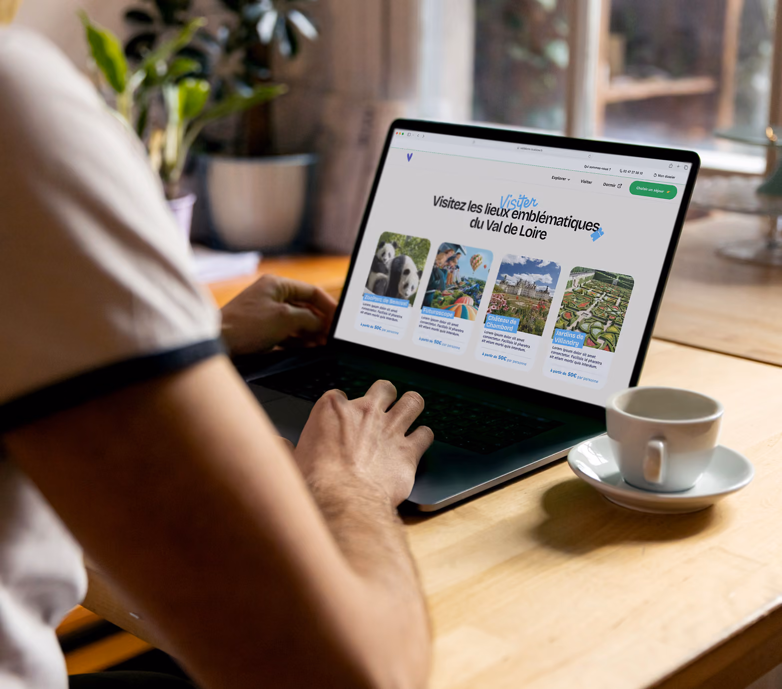 Ordinateur portable affichant le site : « Visiter les lieux emblématiques du Val de Loire »