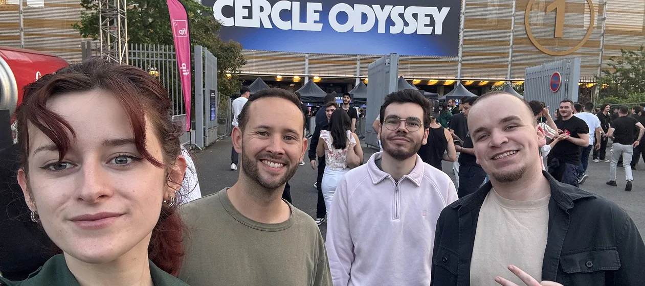 Selfie de l'équipe Ouiflow lors d'une sortie en soirée