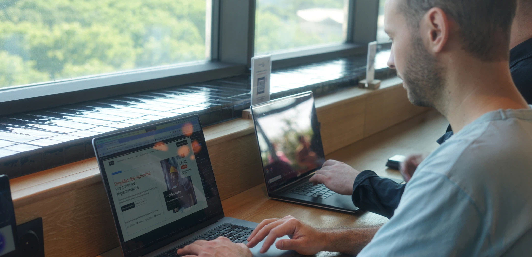 Membres de l'équipe Ouiflow au travail sur leurs ordinateurs portables