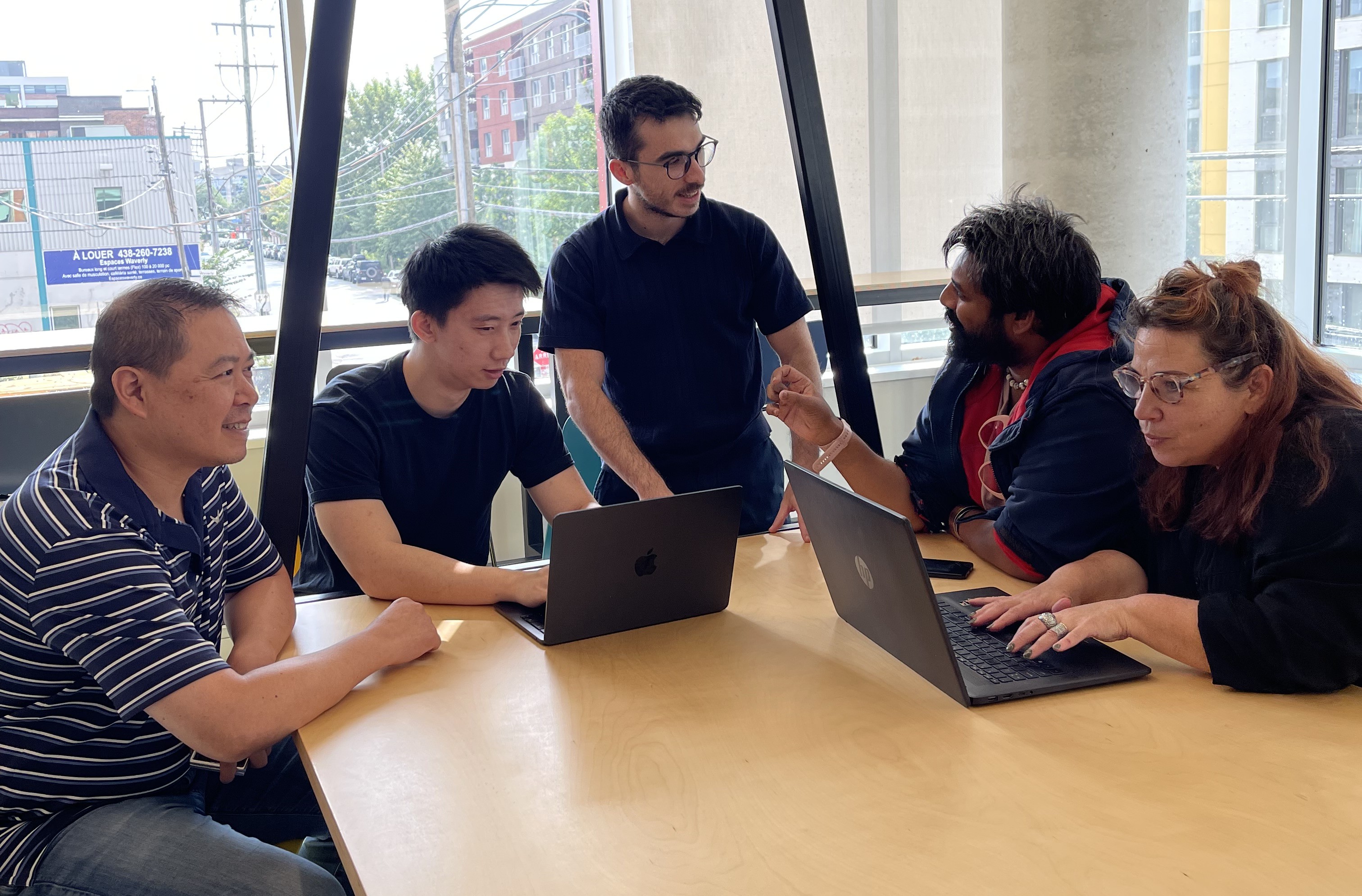 Personne présentant une stratégie devant un tableau blanc à ses collègues, illustrant l'accompagnement et le conseil.