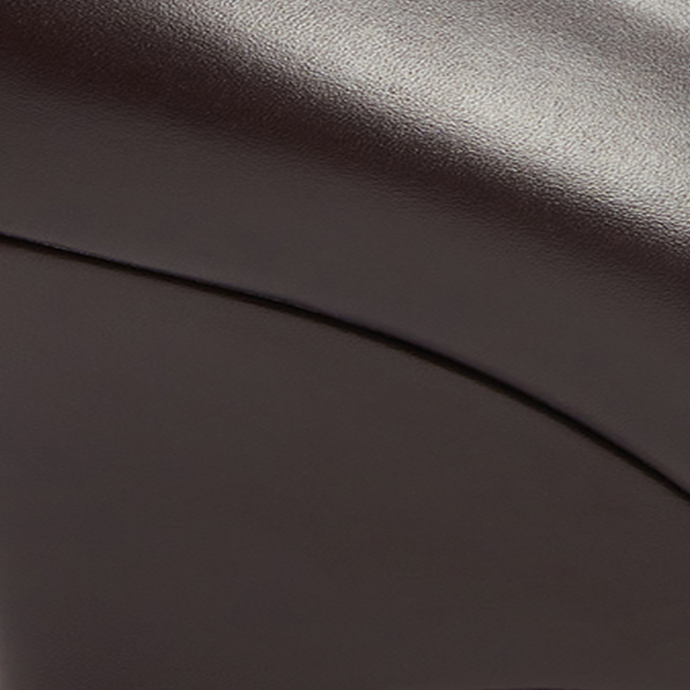 Brown close up texture of le Monde beryl leather bag - eCommerce photography