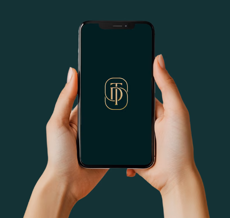 Zwei Hände halten ein iPhone welches die App von Tanzschule Dietrich zeigt.