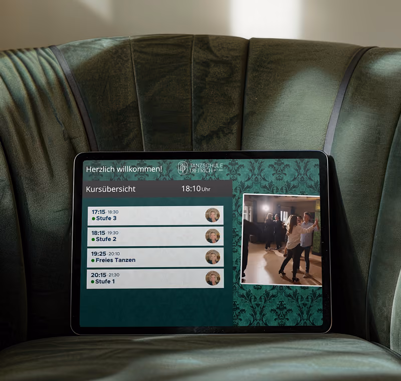 iPad Mockup auf einem grünen Sessel zeigt die App der Tanzschule Dietrich.