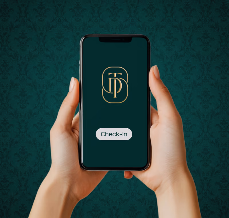Zwei Hände halten ein iPhone welches die App von Tanzschule Dietrich zeigt.