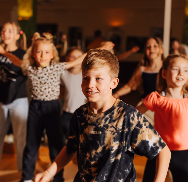Eine Gruppe Kinder tanzt und hat Spaß in der Tanzschule Dietrich.