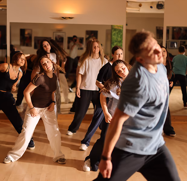 Teenager folgen den Hip-Hop Moves des Tanzlehrers Jörg Dietrich.