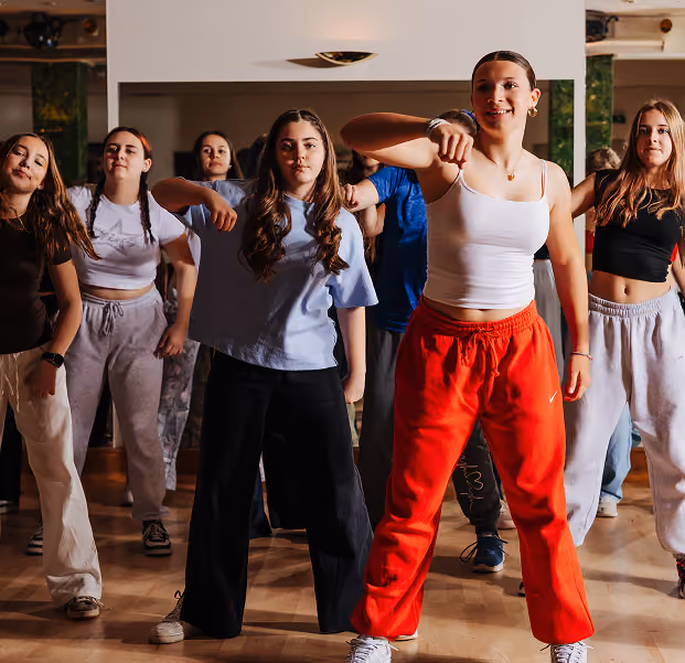 Jugendliche üben in einer Gruppe Hip-Hop Tanzmoves.