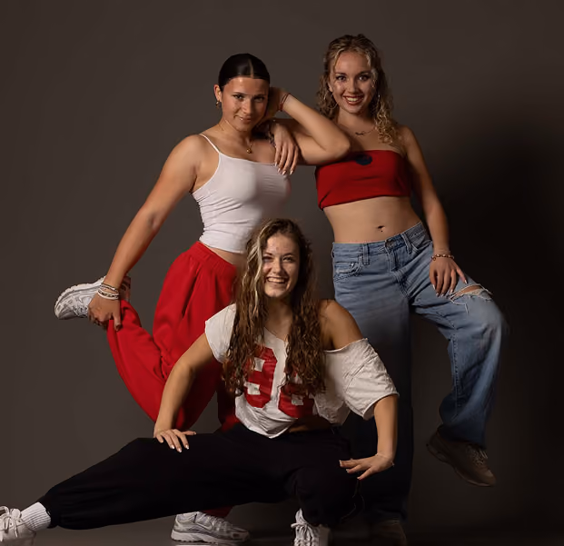 3 Teenager Mädchen posieren in einer Tanzpose.