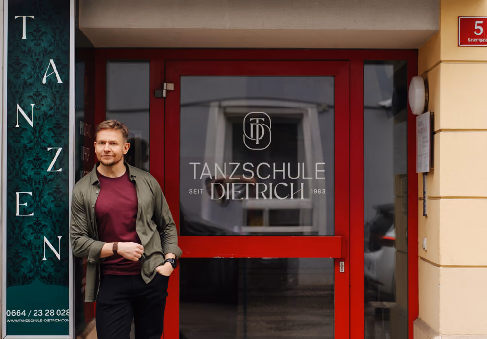 Jörg Dietrich vor dem Eingang der Tanzschule Dietrich.