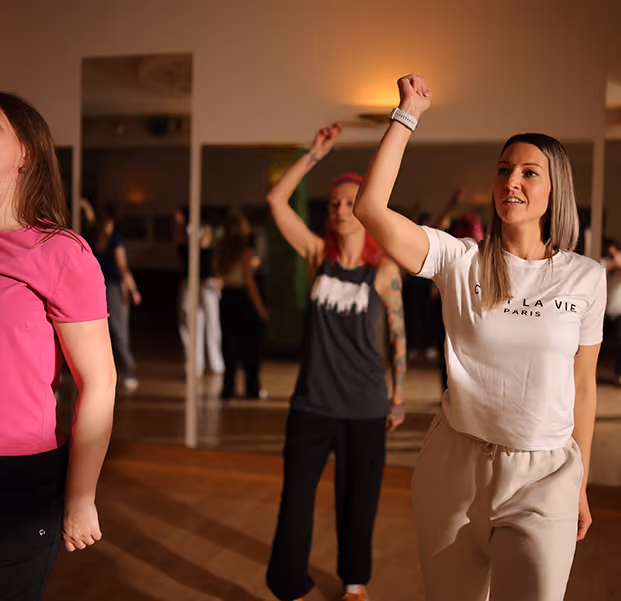 Drei Frauen üben Hip-Hop Tanzschritte in der Tanzschule Dietrich.