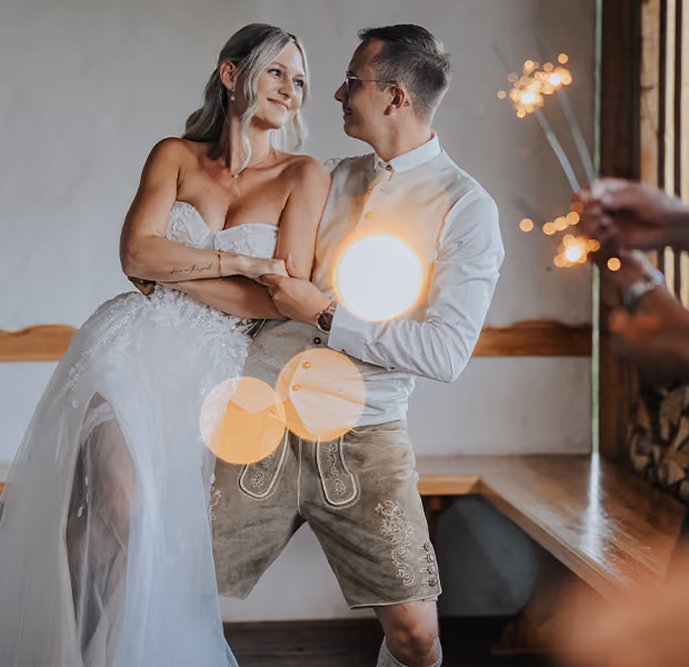 Ein Hochzeitstanzpaar in einer innigen Pose.