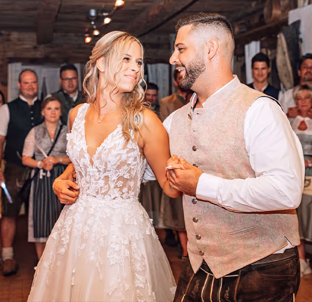 Ein Hochzeitspaar tanzt vor einem Publikum.